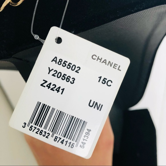 Authentic pale gold tone chain necklace with turn lock double layered - Picture 7 of 11